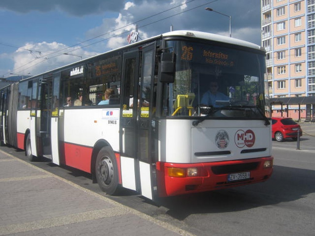 Linka 26 stoupá vzhůru směrem od Bánské Bystrice