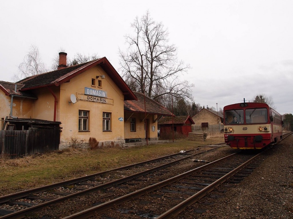 Osobní vlak na trati 222 směr Benešov v zastávce Domašín.