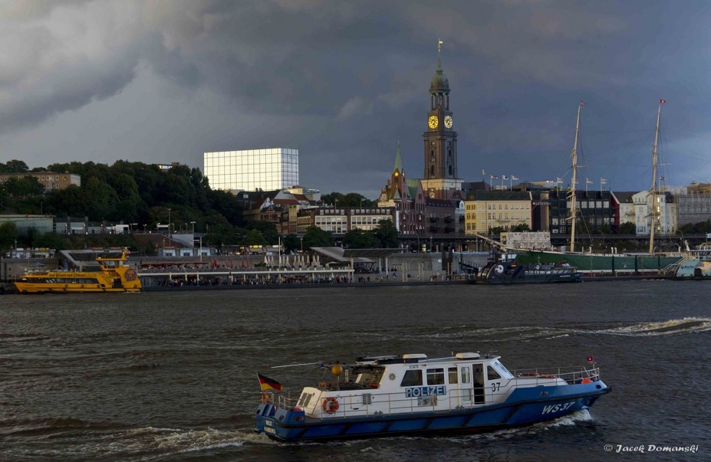 hlavní přistav hamburských přívozů, pohled z opačného břehu Labe