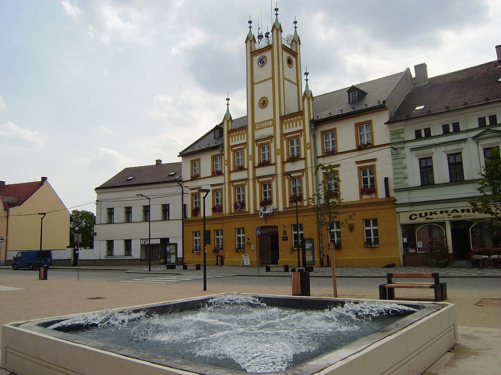 Mšeno - náměstí s kašnou a radnicí