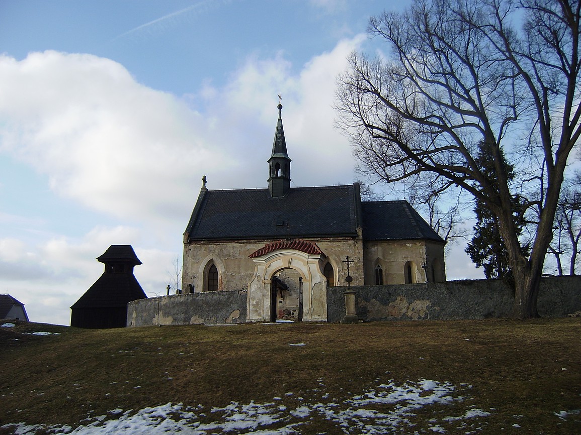 Běleč - kostel svMikuláše se zvonicí