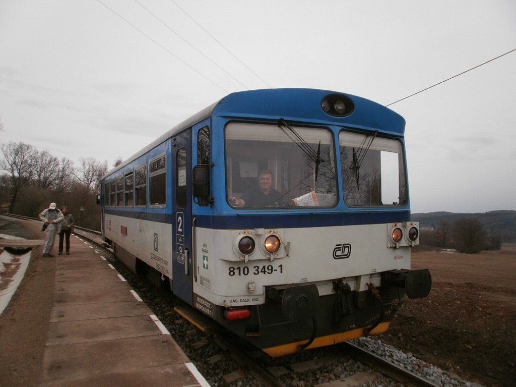 vlak na trati 222 v zastávce Lhota Veselka