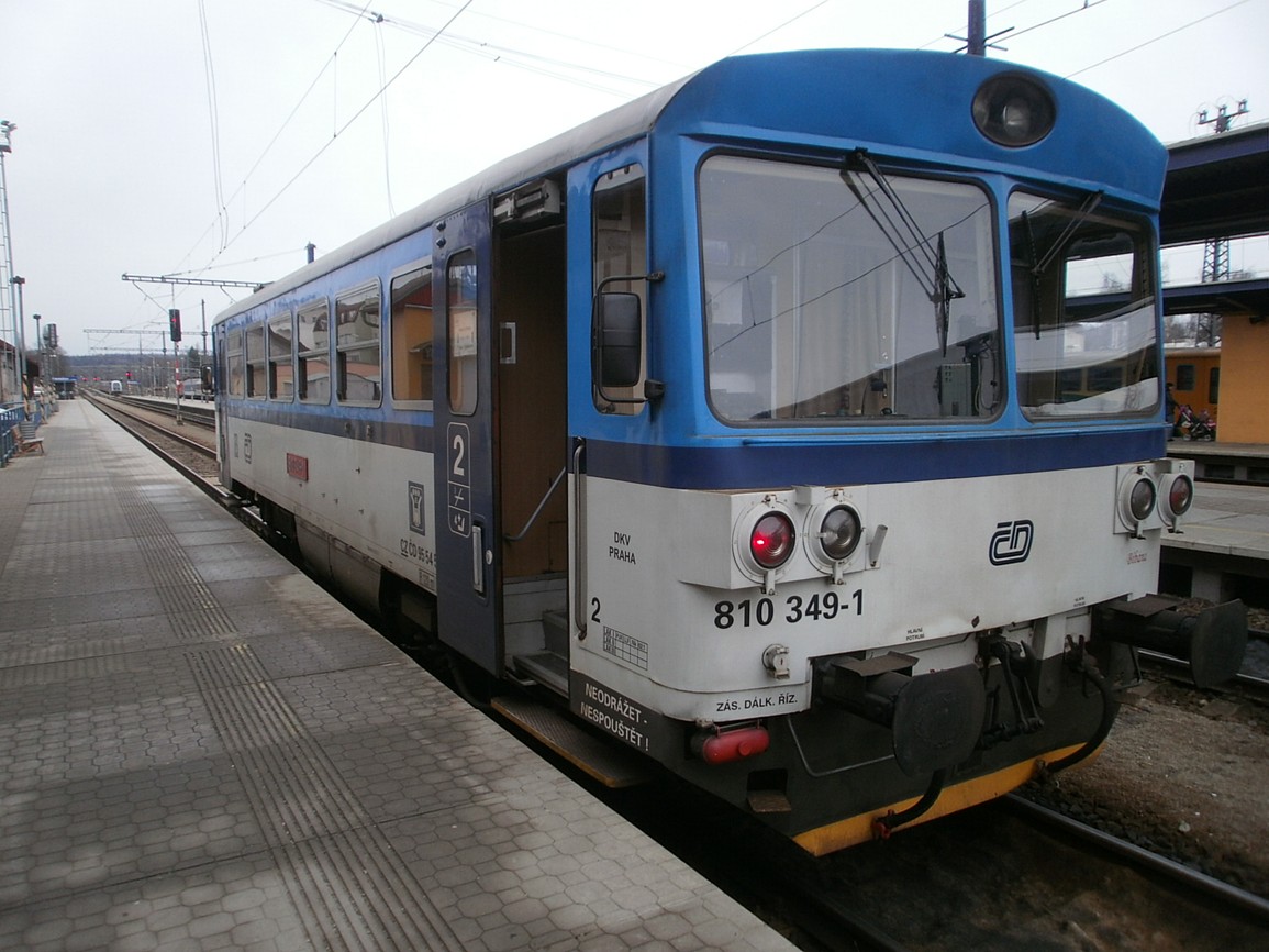 vlak trati 222 ve stanici Benešov