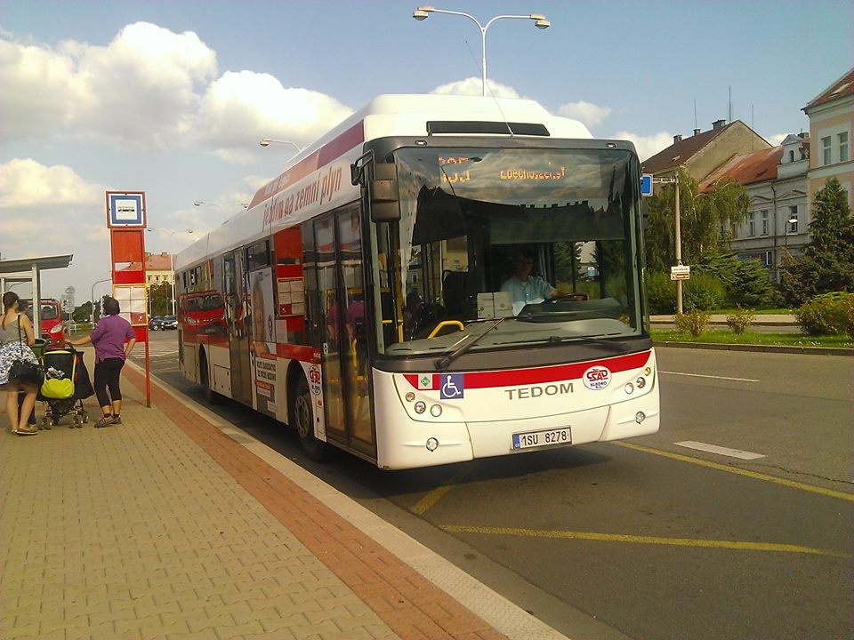 Autobus linky 220035 v zastávce Kladno,,náměstí Svobody