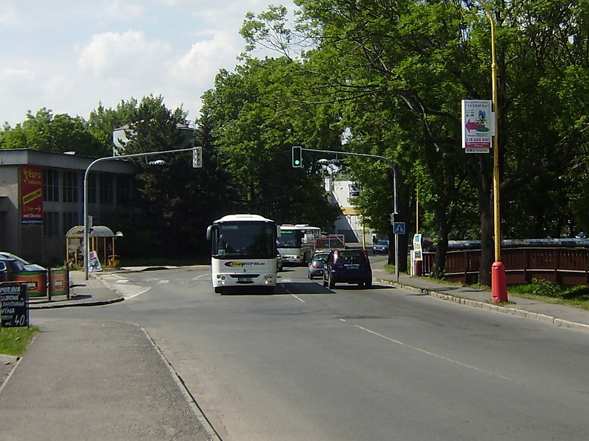 Autobus linky 302097 od Prahy míjí zastávku Příbram,,Československé armády