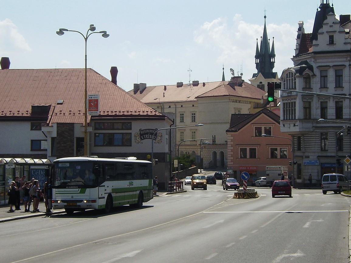 Autobus linky 303097 směr Praha v zastávce Příbram,,Jiráskovy sady