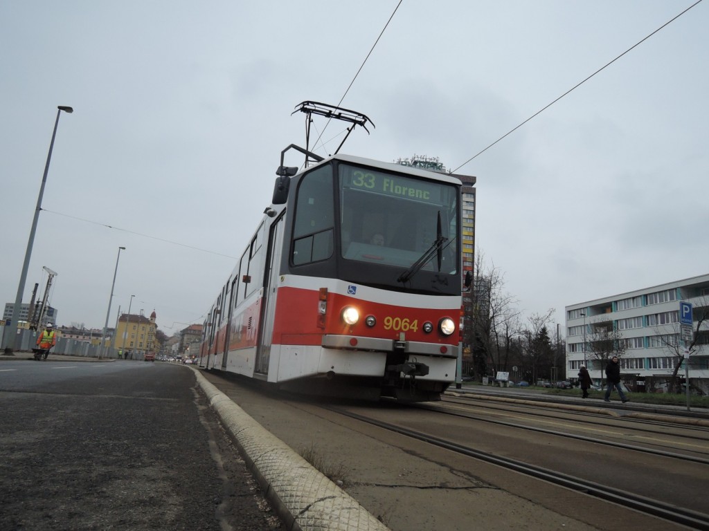 5553 - linka 33 Invalidovna DPP Tatra KT8D5.RN2P 9064