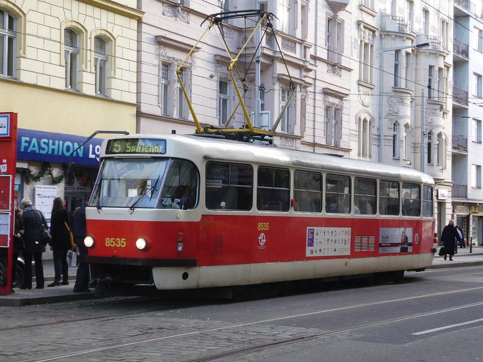 Tramvaj T3R.P. 8535 stanicuje v zastávce Strossmayerovo náměstí. Dost plná, z důvodu že je zimní provoz a linkma 5 má jen jeden vůz.