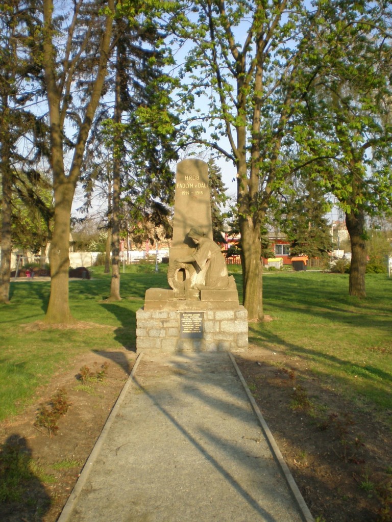 606 - Cholupice - pomník padlým