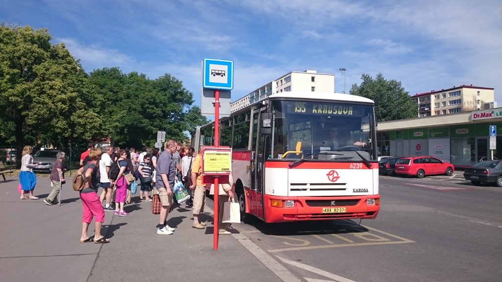 Linka 195 v zastávce Poliklinika Zahradní Město