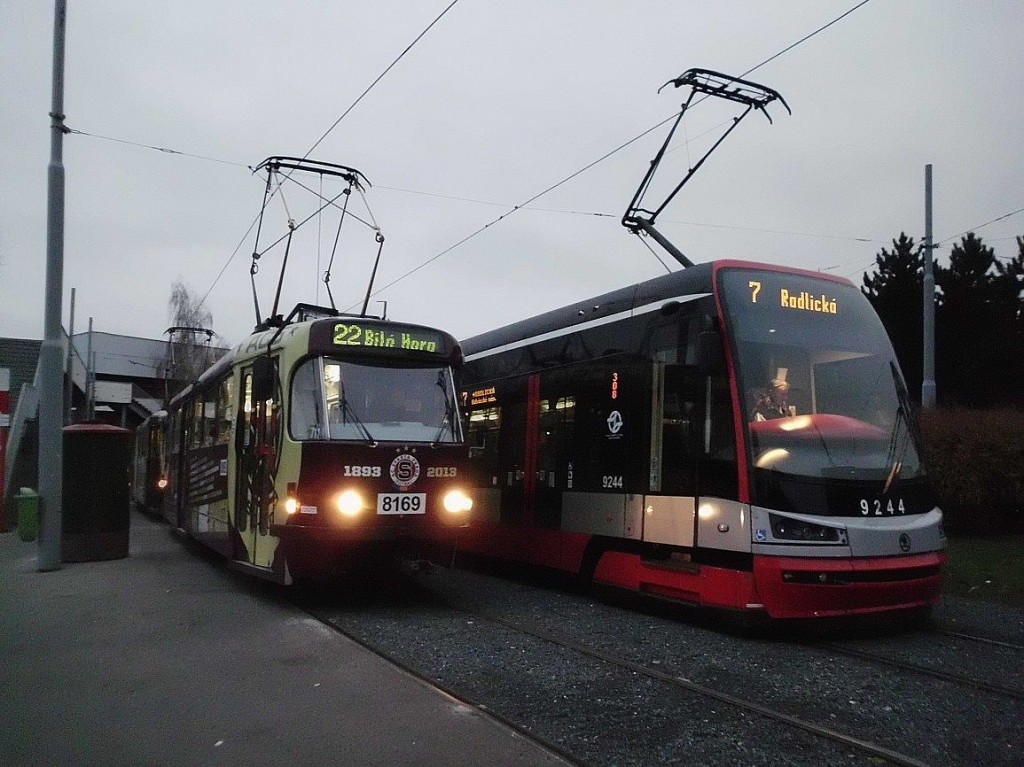 "Sparťanská" tramvaj T3R.P + 15T při výluce na linkách 22 a 7 ve smyčce Kubánské náměstí.