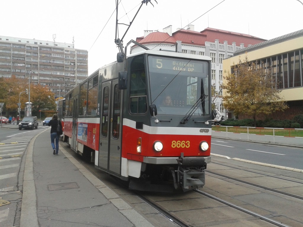 Dne 15. 10. 2013 jezdila na jednom z pořadí linky 5 souprava. Souprava vozů T6A5 na Olšanském náměstí.