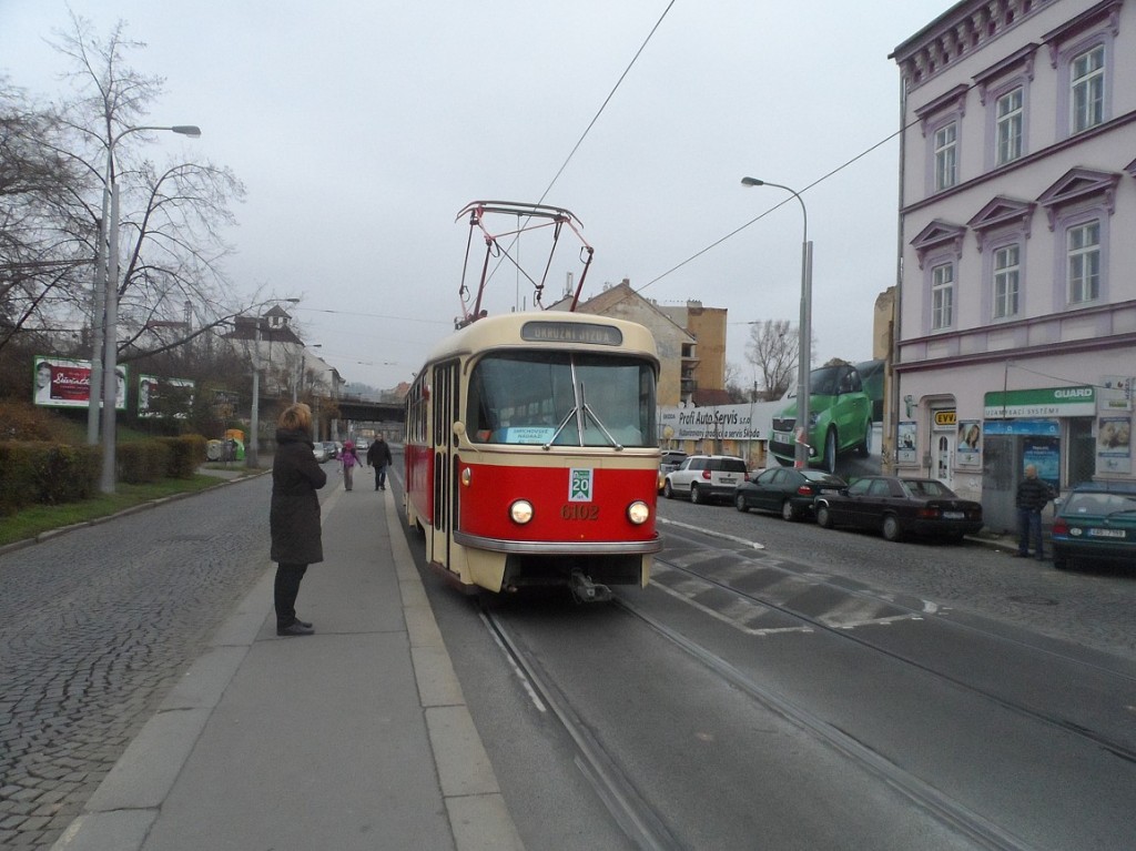 T3 přijíždí do zastávky Plzeňka