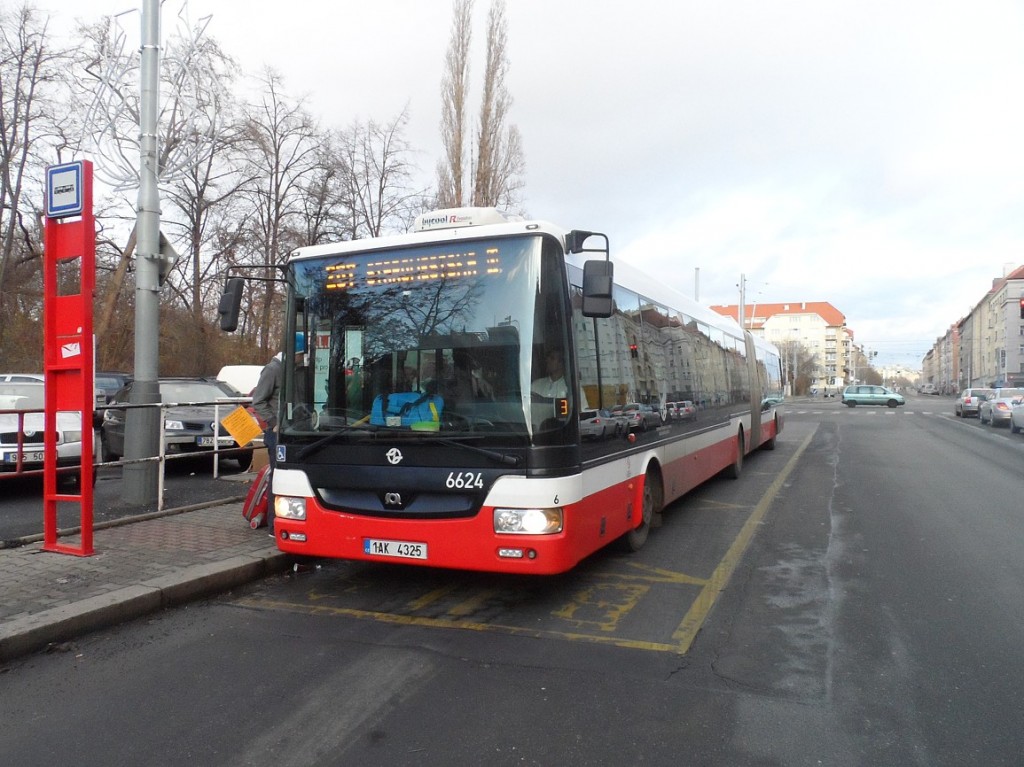 Kloubové vozy o víkendu na lince 207.