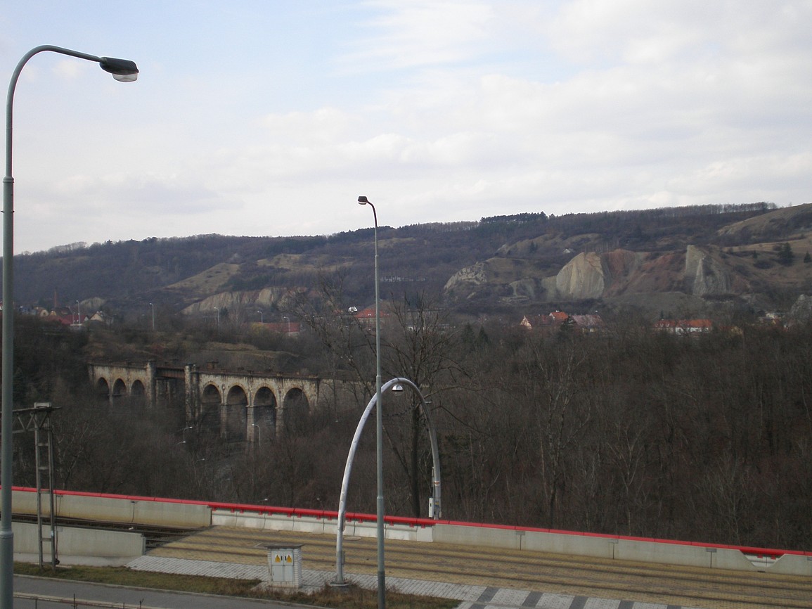 pohled od Teras Barrandov na hlubočepský viadukt a okolí