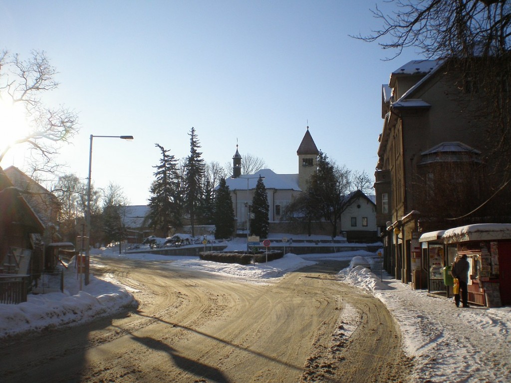 Řeporyjské náměstí s kostelem svPetra a Pavla
