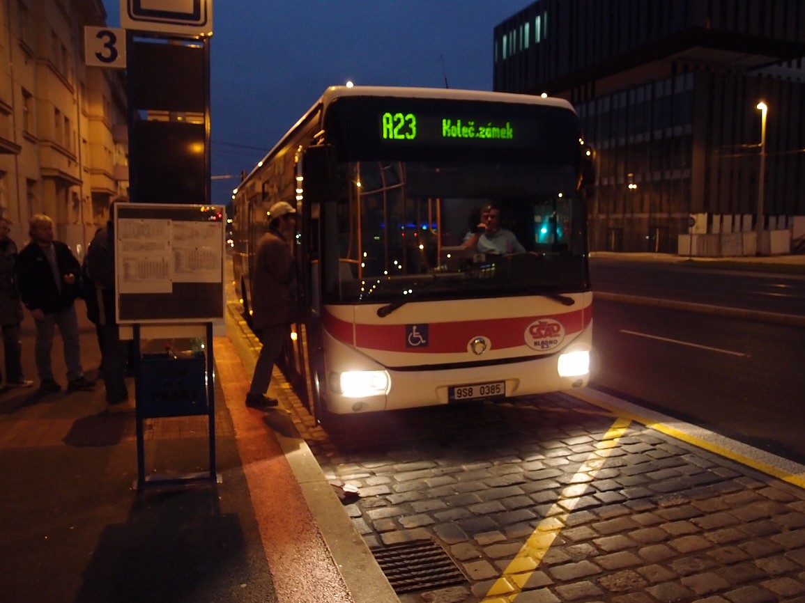 1 - autobus linky 220023 v nástupní zastávce Dejvická