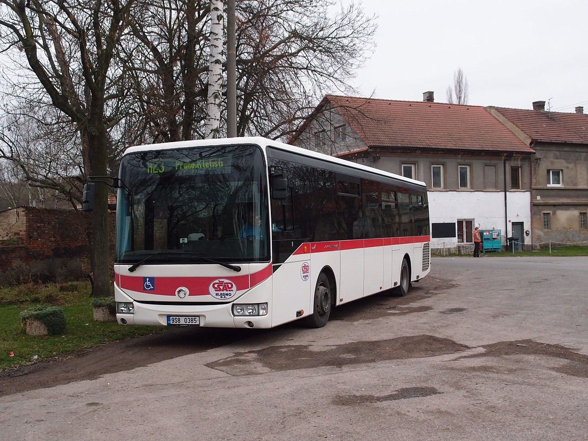 3 - autobus linky 220023 odpočívá vyčkává v obratišti Koleč,,zámek