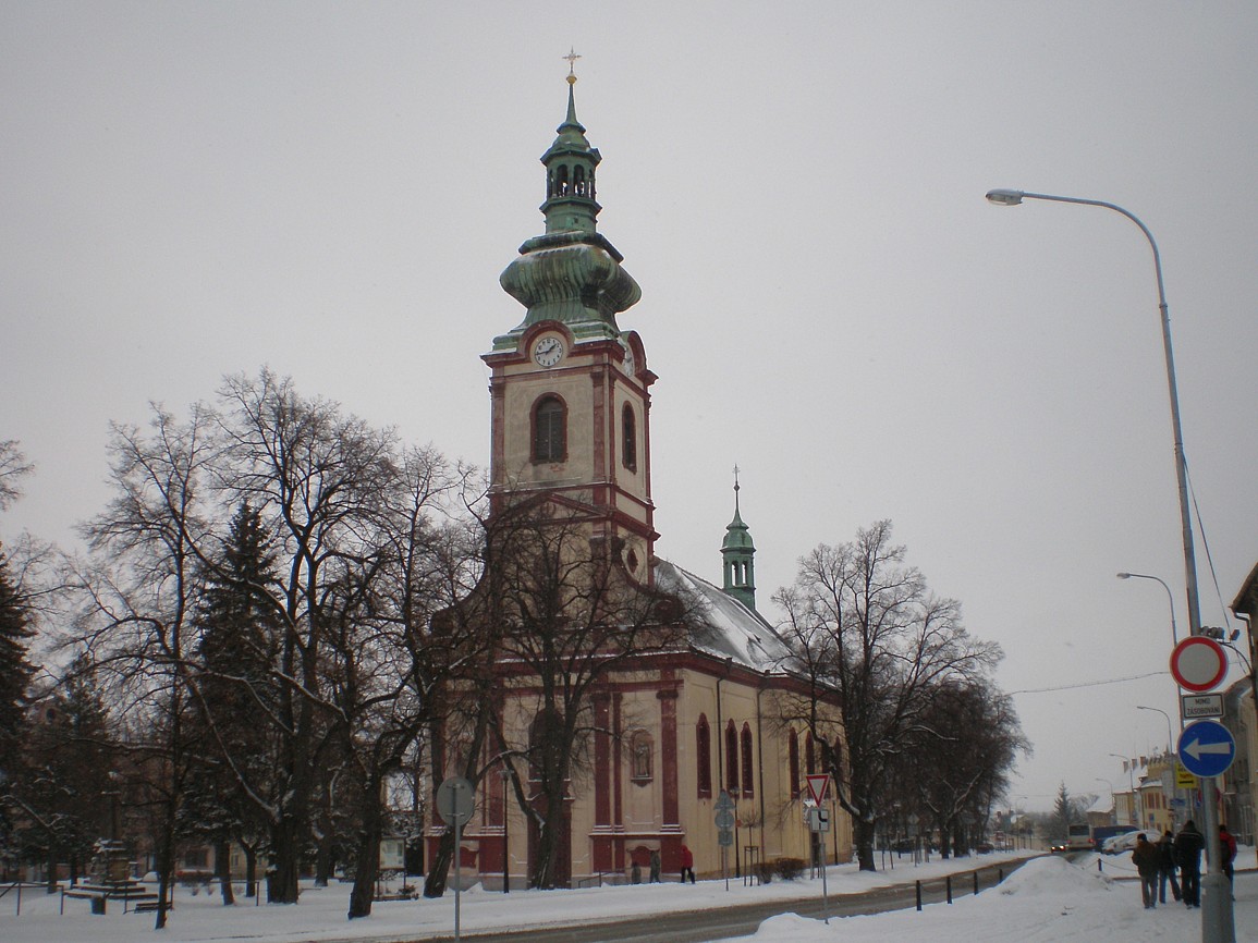 Kostelec nad Černými lesy - náměstí s kostelem svAndělů strážných