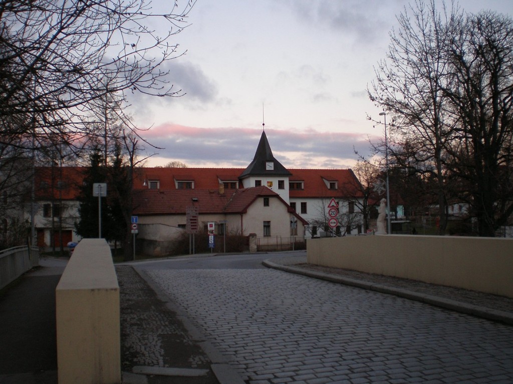 Dolní Počernice se starou radnicí