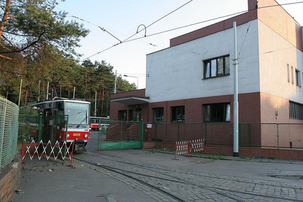 1024px-Praha_Vozovna_Motol_gate