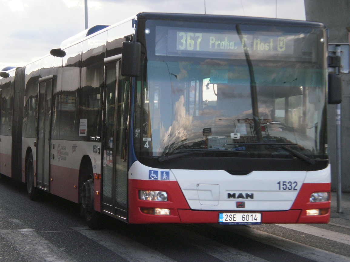 Autobus linky 367 přijíždí na Černý Most