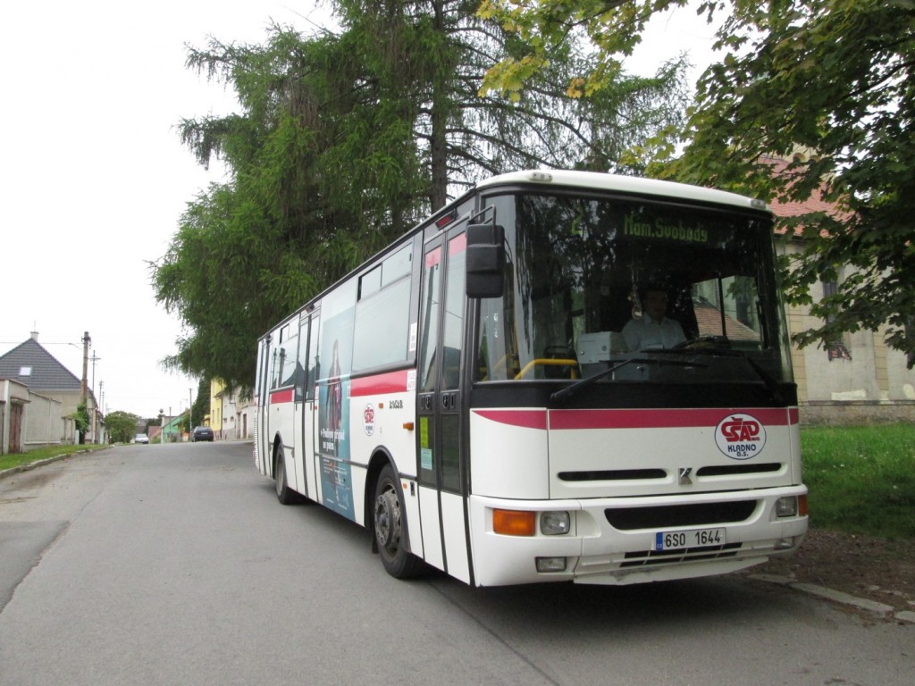 Autobus linky 2 v Hnidousech (Foto: JAH)