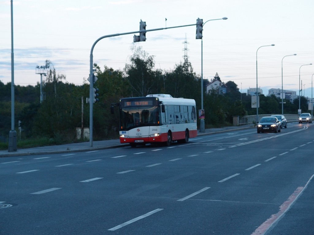 101 - Autobus linky 101 v Záběhlické ulici