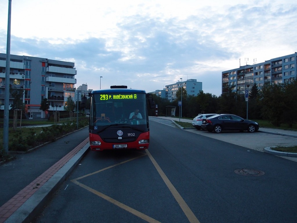 293 - Autobus linky 293 v zastávce Milíčov