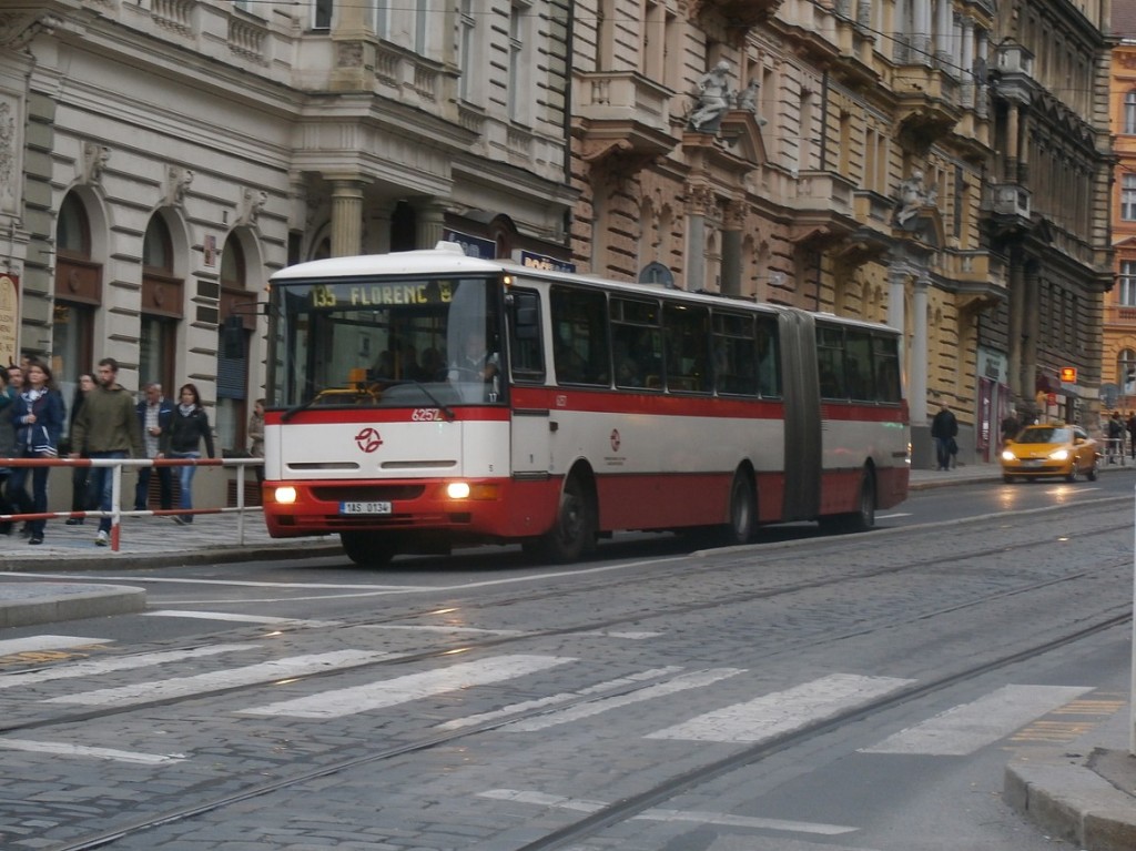  Linka 135 v prvním týdnu, kdy na ní jezdí kloubové vozy. Nafoceno na Nám. Míru.