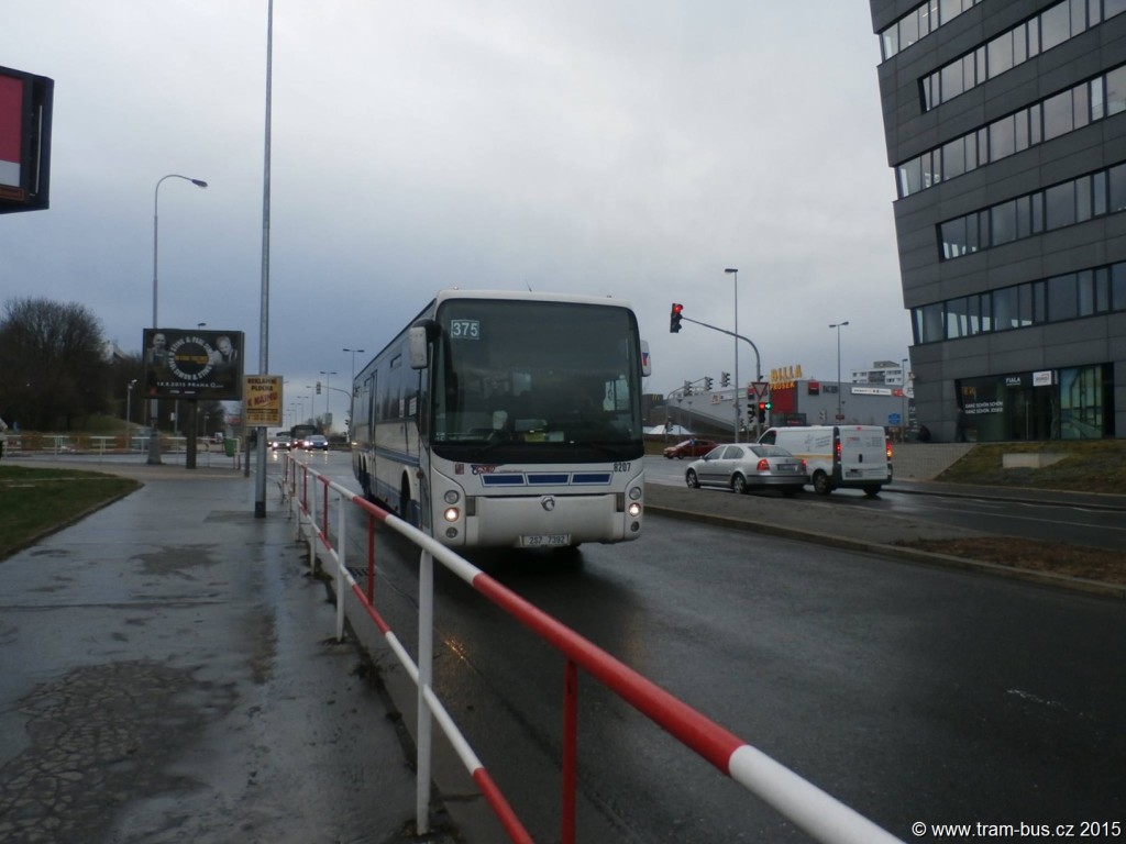 Fotka dne 5. 4. 2015: Na linku 375 budou od 7. dubna 2015 vypravovány výhradně kloubové vozy. Na apríla zachycen autobus Irisbus Ares 15M na Proseku a vůz Karosa C 954 ve Vinoři.