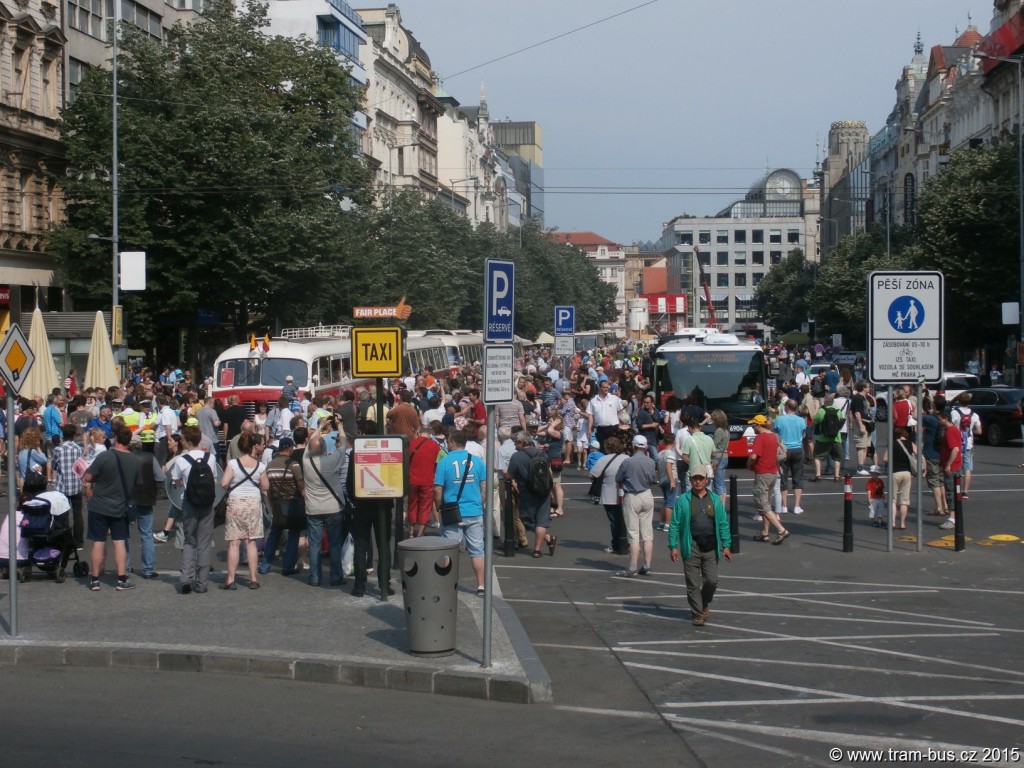 3962-90-let-autobusů-v-Praze-autobusový-průvod.JPG