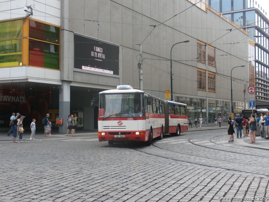 3972-90-let-autobusů-v-Praze-autobusový-průvod-Karosa-B-961-6380.JPG