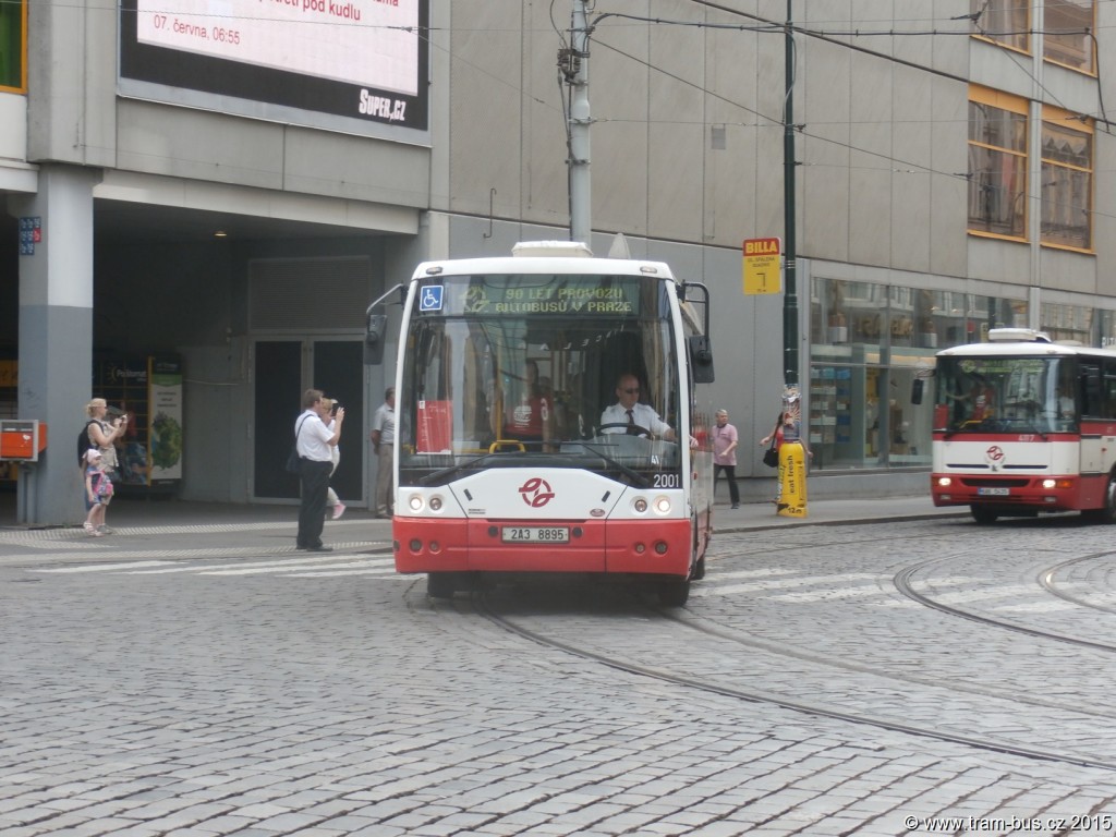3974-90-let-autobusů-v-Praze-autobusový-průvod-Ikarus-E91-2001.JPG