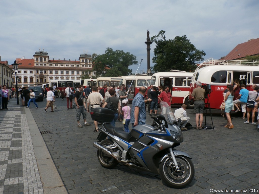 3984-90-let-autobusů-v-Praze-autobusový-průvod-Hradčanské-náměstí.JPG