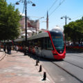 Tramvaj linky T1 směr Bağcilar projíždí kolem chrámu Hagia Sofia směrem k zastávce Sultanahmet.