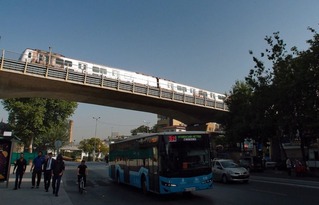 Autobus linky 82 a metro M2 u mostu přes Haliç v dolní části Beyoğlu (foto: OK)