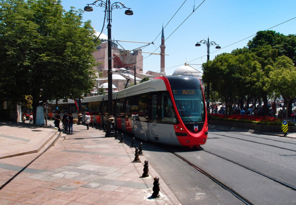 Tramvaj linky T1 směr Bağcilar v centru Istanbulu, v pozadí chrám Hagia Sofia (foto: OK)