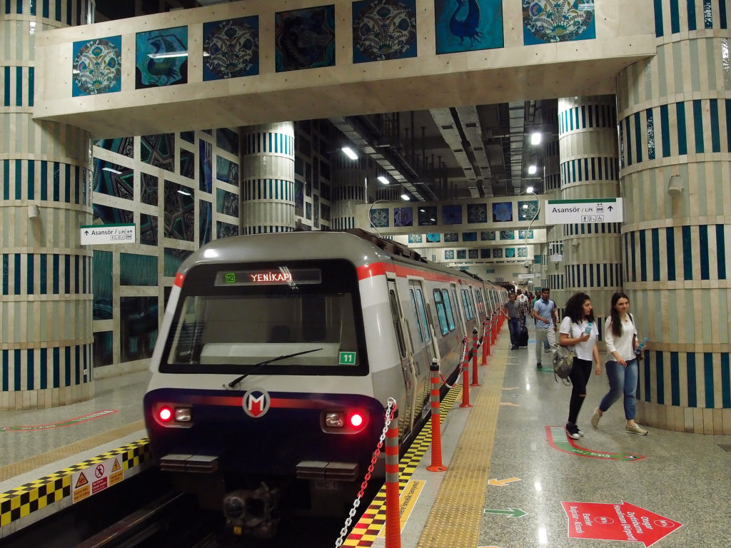 Metro linky M2 ze směru Haciosman v konečné stanici Yenikapi (foto: OK)