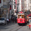 Tramvaj linky T2 se ulicí Istiklai blíží k zastávce Taksim.