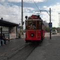 Historická tramvaj na lince T2 směr Tünel přijíždí do nástupní zastávky Taksim.