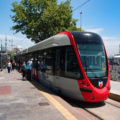 Tramvaj T1 v zastávce Kabataş se, vysadivši přijevší cestující, chystá odbavit lidi jedoucí na opačnou stranu - do směru Bağcilar.