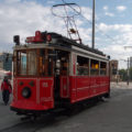 Tramvaj linky T2 ve výstupní zastávce Taksim.