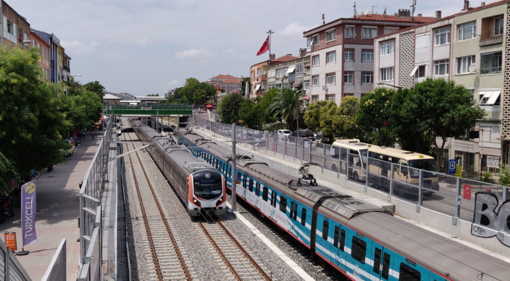 Setkání dvou vlaků Marmaray ve čtvrti Bakirköy (zdroj: wikimedia.org)