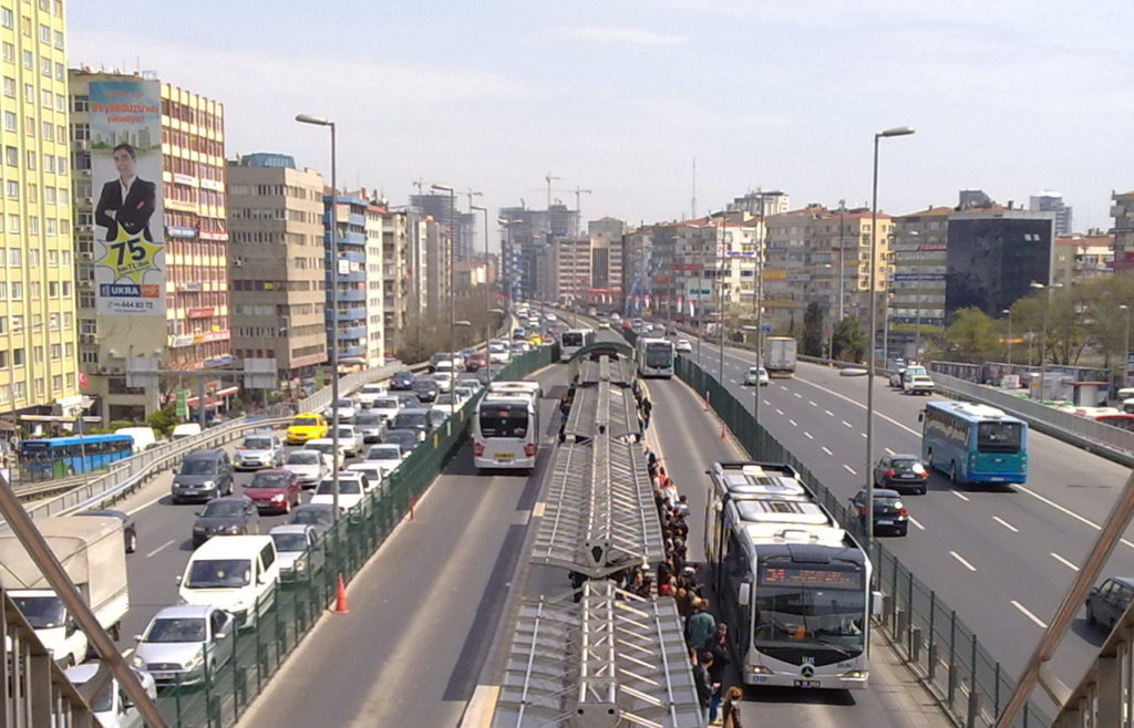 Metrobusy ve stanici Mecidiyeköy (zdroj: wikimedia.org)