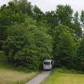 Autobus směřující k Proseči mizí v lesíku s nepřehlednou dvojitou zatáčkou.