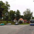 Autobus linky 820 ze Třebové do Litomyšle a dále do Budislavi projíždí návsí ve Vlčkově, jen pár okamžiků po odjezdu prázdného spoje linky 901 do Litomyšle.