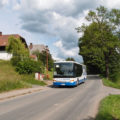 Autobus na propojených linkách 820 a 826 ze Třebové do Budislavi projíždí Němčicemi, navraceje se ze zajížďky ke škole.