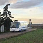 Vůz 8004 projíždí kolem budoucí zastávky Zdiby, Zlatý kopec (zdroj: pid.cz)
