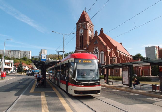 Tramvaj linky 12 směřující do obratiště Ujeścisko v zastávce Siedlce